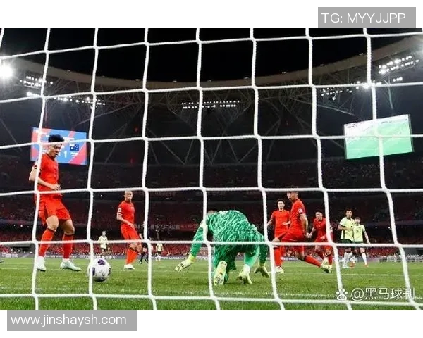 足球门摇晃的瞬间揭示了比赛的紧张与激情,球迷心跳加速的真实体验